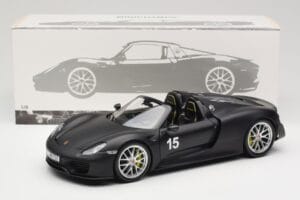 Porsche 918 Spyder Weissach Package Matt Black Minichamps 1:18 110062444 Metal - imagem 8 de 8
