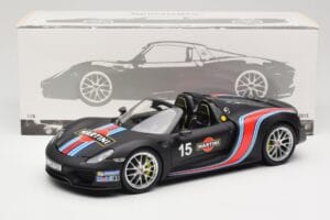 Porsche 918 Spyder Weissach Package Matt Black With Martini Stripes Minichamps 1:18 110062445 Metal - imagem 8 de 8