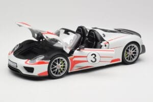 Porsche 918 Spyder Weissach Package Salzburg Minichamps 1:18 110062441 Metal - imagem 2 de 8