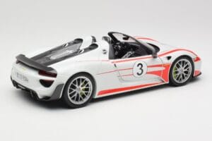 Porsche 918 Spyder Weissach Package Salzburg Minichamps 1:18 110062441 Metal - imagem 3 de 8