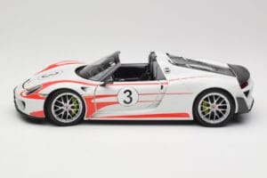 Porsche 918 Spyder Weissach Package Salzburg Minichamps 1:18 110062441 Metal - imagem 4 de 8