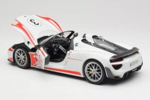 Porsche 918 Spyder Weissach Package Salzburg Minichamps 1:18 110062441 Metal - imagem 5 de 8