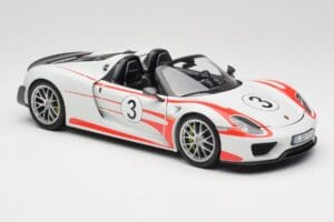 Porsche 918 Spyder Weissach Package Salzburg Minichamps 1:18 110062441 Metal - imagem 6 de 8