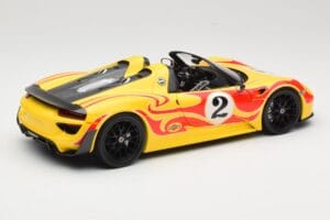 Porsche 918 Spyder Weissach Package Amarelo Com Listas Minichamps 1:18 110062446 Metal - imagem 3 de 8