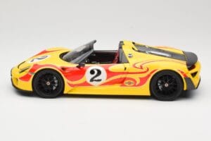 Porsche 918 Spyder Weissach Package Amarelo Com Listas Minichamps 1:18 110062446 Metal - imagem 4 de 8