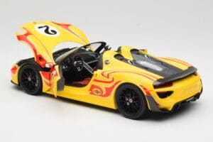 Porsche 918 Spyder Weissach Package Amarelo Com Listas Minichamps 1:18 110062446 Metal - imagem 5 de 8