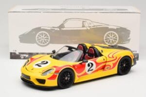 Porsche 918 Spyder Weissach Package Amarelo Com Listas Minichamps 1:18 110062446 Metal - imagem 8 de 8