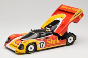Porsche 962C Group C #17 D. Bell / H-J. Stuck / K. Ludwig 24 Hours of Le Mans 1988 Universal Hobbies 1:18 4704 Metal - imagem 2 de 8