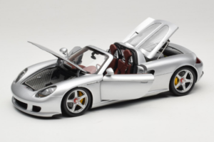 Porsche Carrera GT Silver Metallic Minichamps 1:18 WAP02103014 Metal - imagem 2 de 8