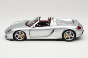 Porsche Carrera GT Silver Metallic Minichamps 1:18 WAP02103014 Metal - imagem 4 de 8