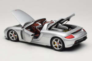 Porsche Carrera GT Silver Metallic Minichamps 1:18 WAP02103014 Metal - imagem 5 de 8