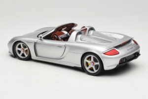 Porsche Carrera GT Silver Metallic Minichamps 1:18 WAP02103014 Metal - imagem 7 de 8