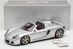 Porsche Carrera GT Silver Metallic Minichamps 1:18 WAP02103014 Metal - imagem 8 de 8