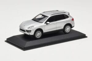 Porsche Cayenne 958 Prata Minichamps 1:43 WAP0200020B Metal - imagem 2 de 4