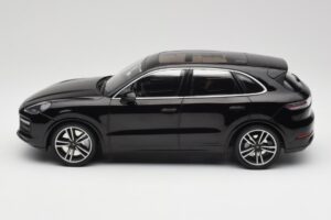 Porsche Cayenne 958 Turbo S Preto Minichamps 1:18 155066070 Metal - imagem 3 de 6