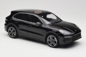 Porsche Cayenne 958 Turbo S Preto Minichamps 1:18 155066070 Metal - imagem 4 de 6