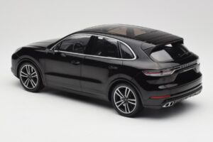 Porsche Cayenne 958 Turbo S Preto Minichamps 1:18 155066070 Metal - imagem 5 de 6