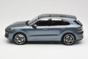 Porsche Cayenne 958 Turbo S Blue Metallic Minichamps 1:18 155066071 Metal - imagem 3 de 6