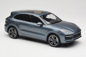 Porsche Cayenne 958 Turbo S Blue Metallic Minichamps 1:18 155066071 Metal - imagem 4 de 6