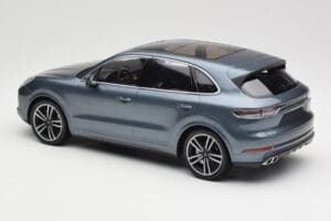 Porsche Cayenne 958 Turbo S Blue Metallic Minichamps 1:18 155066071 Metal - imagem 5 de 6