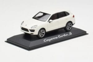 Porsche Cayenne 958 Turbo S Branco Minichamps 1:43 WAP0200220C Metal - imagem 2 de 4
