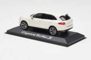 Porsche Cayenne 958 Turbo S Branco Minichamps 1:43 WAP0200220C Metal - imagem 3 de 4