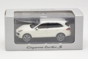 Porsche Cayenne 958 Turbo S Branco Minichamps 1:43 WAP0200220C Metal - imagem 4 de 4