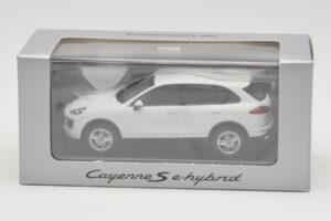 Porsche Cayenne 958 S e-Hybrid Branco Minichamps 1:43 WAP0200040E Metal - imagem 4 de 4