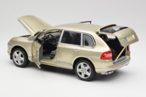 Porsche Cayenne Turbo 955 Bege Maisto 1:18 WAP02100113 Metal - imagem 5 de 8