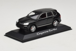 Porsche Cayenne Turbo Dark Green Metallic Minichamps 1:43 WAP02061117 Metal - imagem 2 de 5