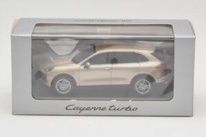 Porsche Cayenne 958 Turbo Dourado Minichamps 1:43 WAP0200050E Metal - imagem 4 de 4