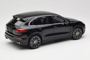 Porsche Cayenne Turbo S 958 Black Metallic Minichamps 1:18 110064000 Metal - imagem 3 de 8