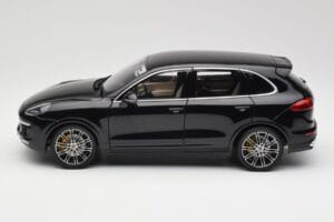 Porsche Cayenne Turbo S 958 Black Metallic Minichamps 1:18 110064000 Metal - imagem 4 de 8
