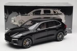 Porsche Cayenne Turbo S 958 Black Metallic Minichamps 1:18 110064000 Metal - imagem 8 de 8