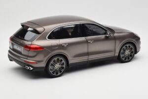 Porsche Cayenne E2 Turbo S Umbra Metálico Minichamps 1:18 WAP0213020F Metal - imagem 3 de 8