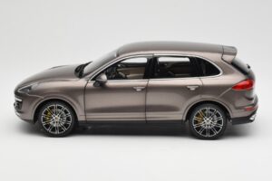 Porsche Cayenne E2 Turbo S Umbra Metálico Minichamps 1:18 WAP0213020F Metal - imagem 4 de 8
