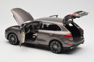 Porsche Cayenne E2 Turbo S Umbra Metálico Minichamps 1:18 WAP0213020F Metal - imagem 5 de 8