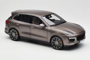 Porsche Cayenne E2 Turbo S Umbra Metálico Minichamps 1:18 WAP0213020F Metal - imagem 6 de 8