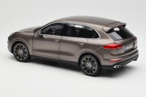 Porsche Cayenne E2 Turbo S Umbra Metálico Minichamps 1:18 WAP0213020F Metal - imagem 7 de 8
