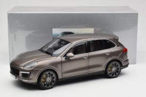 Porsche Cayenne E2 Turbo S Umbra Metálico Minichamps 1:18 WAP0213020F Metal - imagem 8 de 8