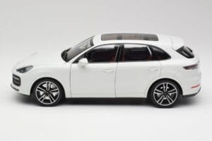 Porsche Cayenne 9YA Turbo Branco Metallic Minichamps 1:18 155042560 Metal - imagem 4 de 8