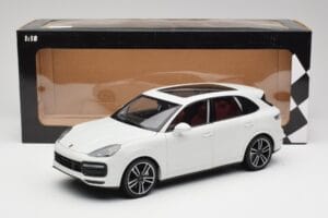 Porsche Cayenne 9YA Turbo Branco Metallic Minichamps 1:18 155042560 Metal - imagem 8 de 8