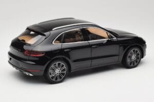 Porsche Macan Turbo 95B Black Metallic Minichamps 1:18 110062502 Metal - imagem 3 de 8