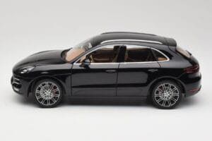 Porsche Macan Turbo 95B Black Metallic Minichamps 1:18 110062502 Metal - imagem 4 de 8