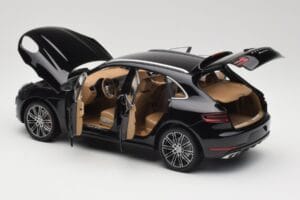 Porsche Macan Turbo 95B Black Metallic Minichamps 1:18 110062502 Metal - imagem 5 de 8