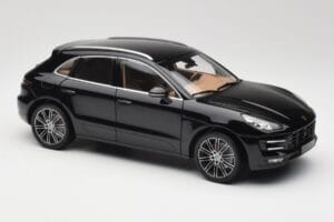 Porsche Macan Turbo 95B Black Metallic Minichamps 1:18 110062502 Metal - imagem 6 de 8