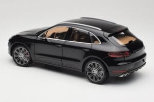 Porsche Macan Turbo 95B Black Metallic Minichamps 1:18 110062502 Metal - imagem 7 de 8