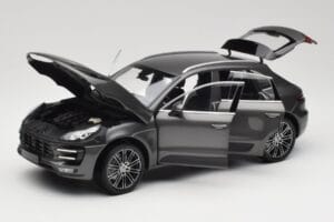Porsche Macan Turbo 95B Grey Metallic Minichamps 1:18 110062501 Metal - imagem 2 de 8