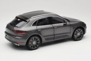 Porsche Macan Turbo 95B Grey Metallic Minichamps 1:18 110062501 Metal - imagem 3 de 8