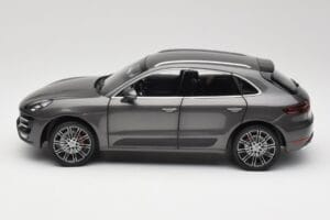 Porsche Macan Turbo 95B Grey Metallic Minichamps 1:18 110062501 Metal - imagem 4 de 8